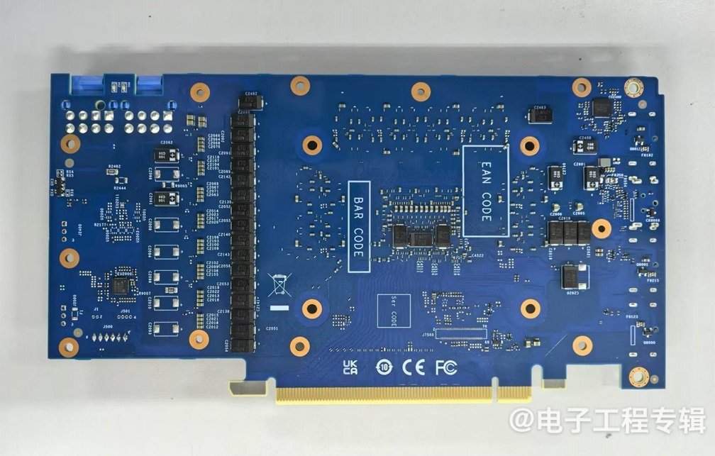 Intel顶配游戏显卡拆解,里面长什么样?(图17) Intel顶配游戏显卡拆解,里面长什么样?(图17)